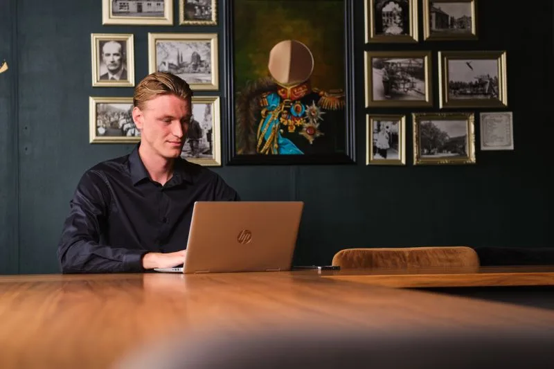 De vastgoed marketeer aan het werk